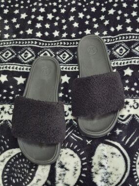 lululemon athletica Black Fleece Lined Slide